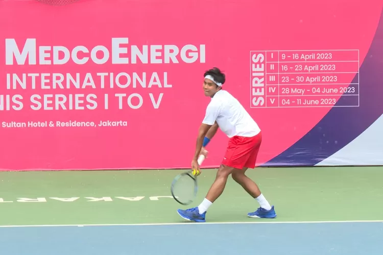 M Rifqi Fitriadi kembali harus memeras tenaga selama tiga set untuk lolos ke semifinal Turnamen BNI-MedcoEnergi International Tennis M25K Seri III, Jumat (28/4/2023). (Ist)