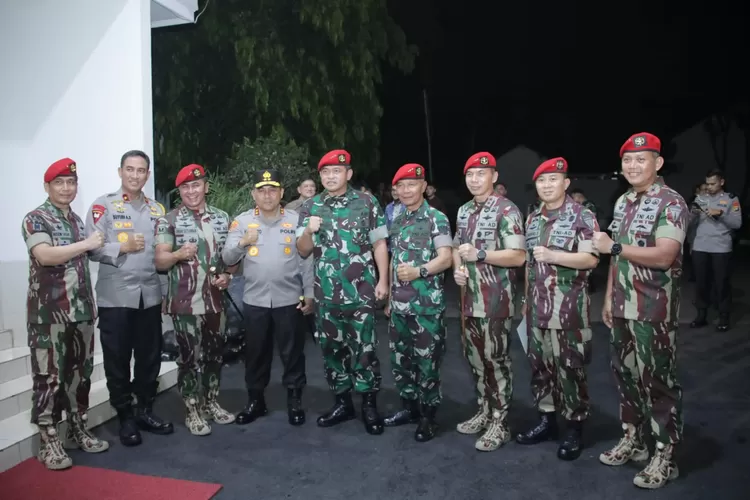 Kapolda Metro Jaya Irjen Karyoto berkunjung ke Batalyon Infanteri  Mekanis 201 Jaya Yudha yang beralamat di Jl. Raya Bogor Km 26 Gandaria Jakarta Timu (Humas PMJ )