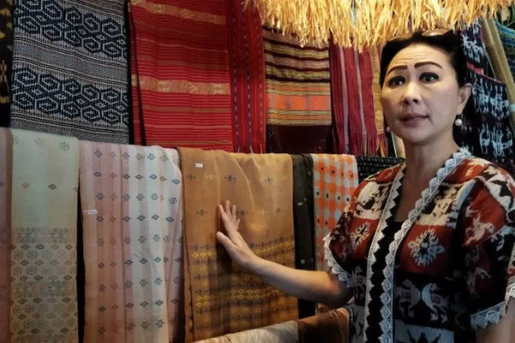 Dekranasda Nusa Tenggara Timur mempersiapkan kemeja dari kain tenun ciri khas Manggarai Bara (dok kemenparekraf.go.id)