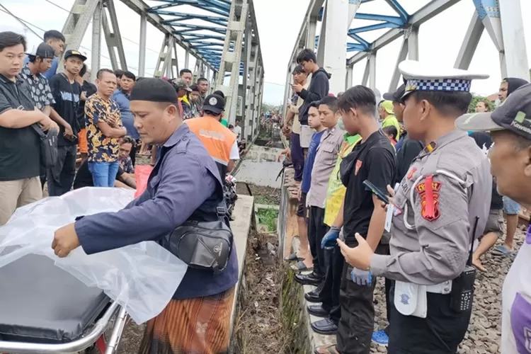 Petugas mengecakuasi dua pelajar yang tewas ditabrak KA Argo Sindoro di perlintasan KA Desa Nawangsari Weleri Sabtu 29 april 2023.  (edi prayitno/kontributor Kendal)