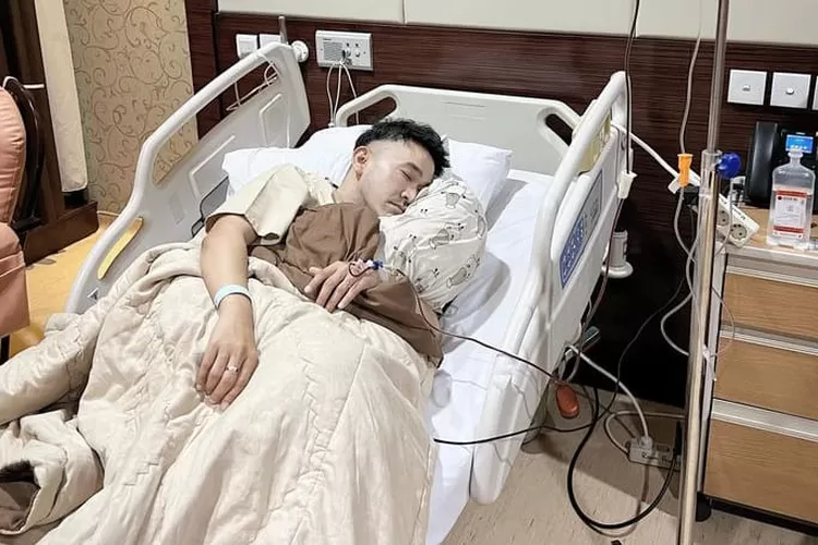Ruben Onsu terbaring lemah di rumah sakit, karena sakit batuk darah (Instagram @ruben_onsu)