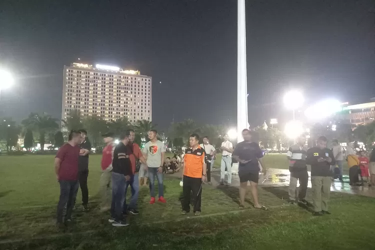 Satpol PP usai menertibkan puluhan pedagang di Lapangan Simpang Lima Semarang. (Satpol PP)