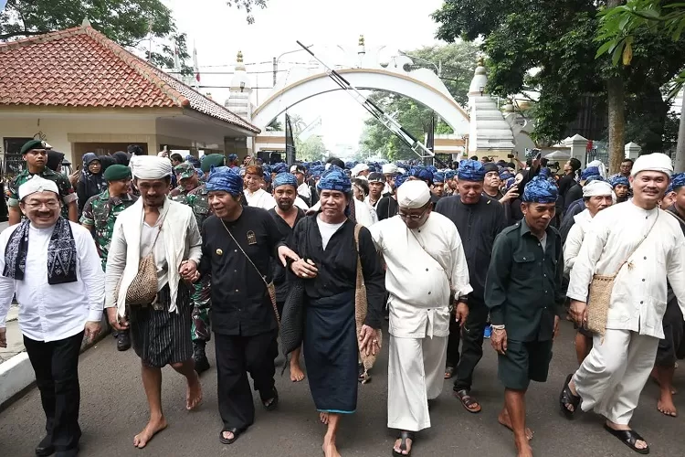 Pj Gubernur Banten saat menerima Seba masyarakat adat Baduy di Gedung Negara Provinsi Banten (FOTO: Biro Adpim)
