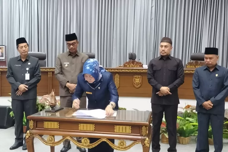 Ketua DPRD Barito Utara, Hj Mery Rukaini saat menandatangani catatan rekomendasi terkait LKPJ Bupati Barito Utara tahun 2022, Jumat (28/4/2023). Foto. Delia.kaltenglima.com (kaltenglima.com)