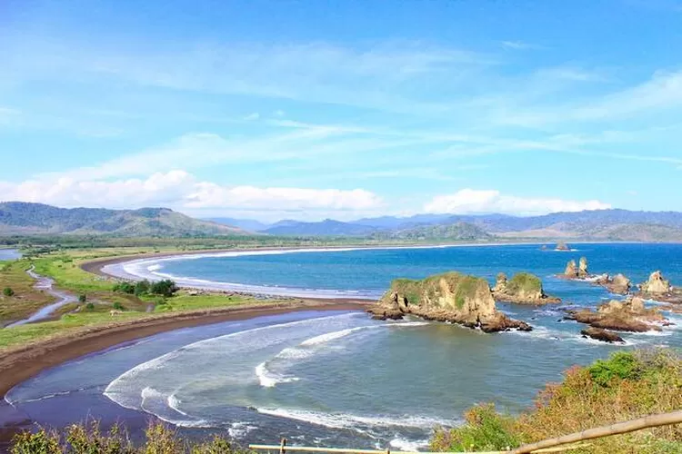 Pemandangan Teluk Love di Jember, Jawa Timur  (Foto/Instagram/@yunievlirra)