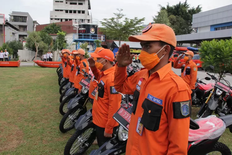 Para petugas dari BPBD DKI Jakarta melakukan apel  menghadapi cuaca ekstrem di awal musim kemarau.