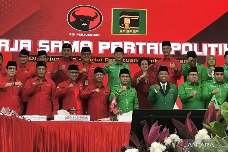Jajaran Pengurus Pusat PDI Perjuangan dan Pengurus Pusat PPP berfoto bersama usai melakukan pertemuan kedua partai tersebut di Kantor DPP PDIP di Jakarta, Minggu (30/4/2023).  (ANTARA/Genta Tenri Mawangi)