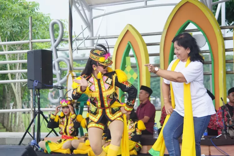 Pentas seni tradisional Dolalak di Alun-alun Purworejo, selama libur lebaran, Dindikbud Purworejo gelar aneka pentas seni di alun-alun dan Bandara YIA Kulonprogo. (Foto: Dindikbud Purworejo)