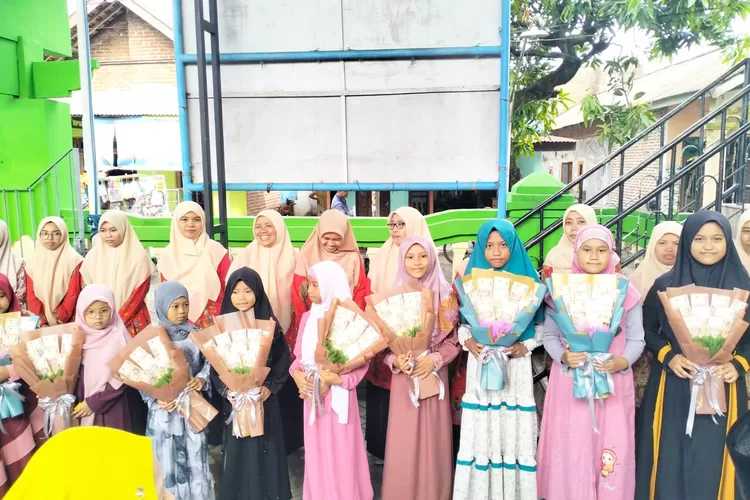 Madrasah Ibtidaiyah (MI) Sunan Ampel 2 Trosobo Kecamatan Taman, Sidoarjo mengadakan kegiatan halal bihalal