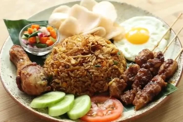 Kuy! Coba masakan ala hotel dengan recook resep nasi goreng kampung,  lengkap dengan sate ayam - Hops ID