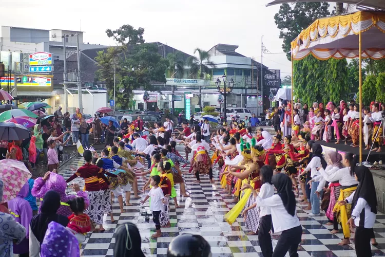 Wow keren,. ratusan warga dan seniman menari bersama di Alun-alun Purworejo saat peringati Hari Tari Sedunia 2023. (Foto: Dindikbud Purworejo)