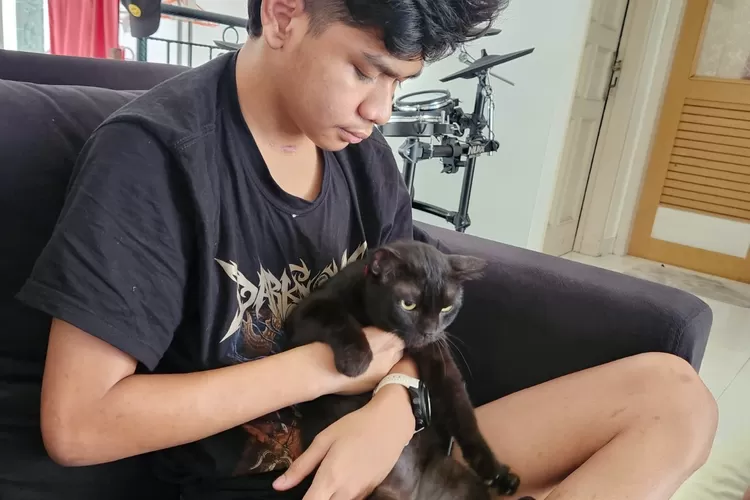 David Ozora dan si Bonga, kucing hitam kesayangannya.