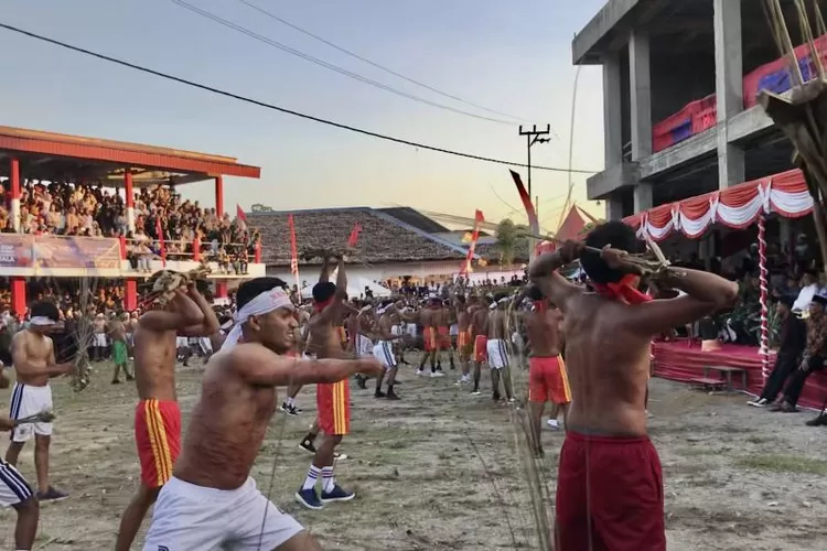 Atraksi pukul sapu lidi di Negeri Mamala, Leihitu, Maluku Tengah, Sabtu (29/4/2023). ( ANTARA/Winda Herman )