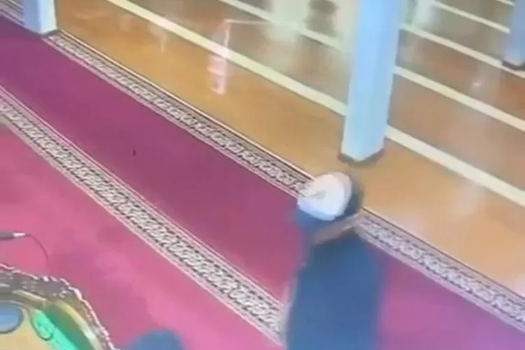 Bule Australia yang marah dan ludahi imam masjid di Bandung, diamankan di bandara Soekarno Hatta, Sabtu (29/4/2023) (tangkapan layar instagram @majeliskopi)