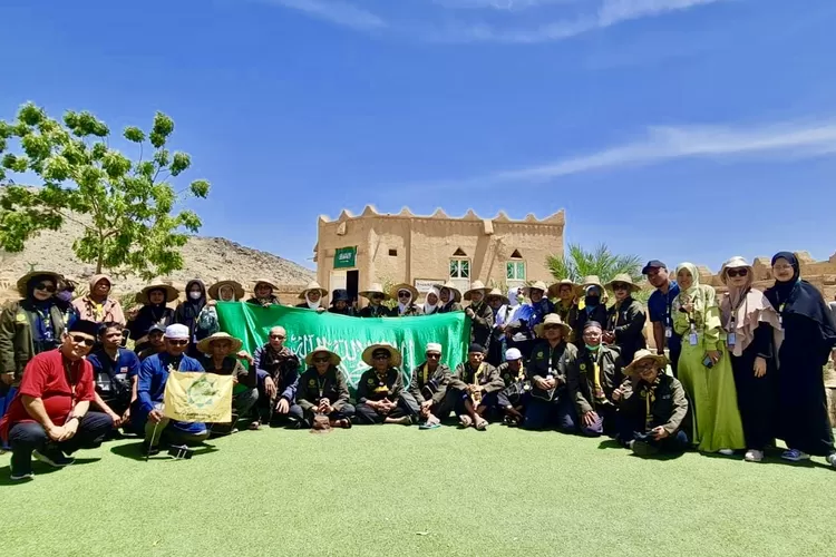 40 jemaah umroh PT Karya Imtaq yang dibimbing oleh Ustaz Jejen Jaenudin M.Pd dan didampingi oleh Sekretaris Majelis Persatuan Islam Prof. Dadan Wildan Anas - ketika berfoto di Museum