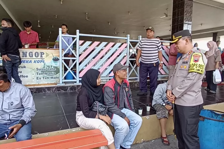 Kapolres Kendal berdialog dengan pemudik di rest area untuk memastikan kenyamanan dan keamanan selama beristirahat di wilayah hukum Polres Kendal.  (Edi Prayitno / kontributor Kendal)