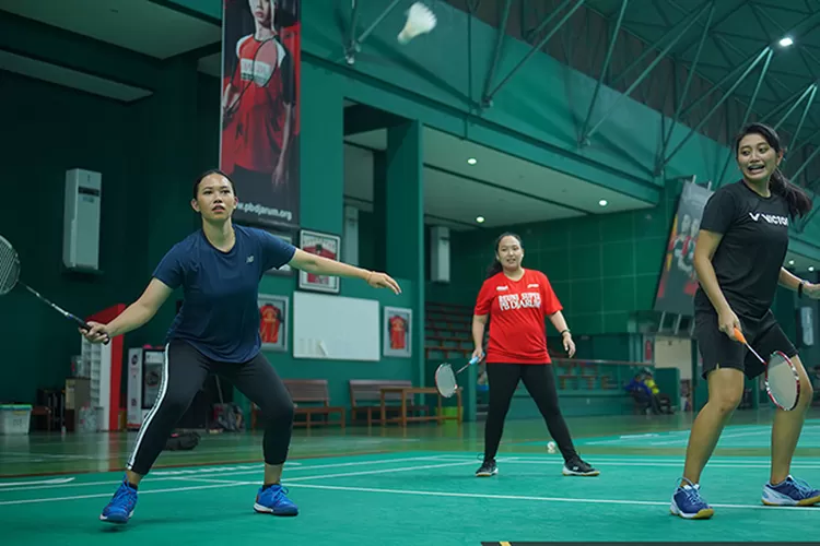 Pertandingan bulu tangkis 3 lawan 3 memeriahkan Reuni Super PB Djarum. (pbdjarum.org/Ratnati)