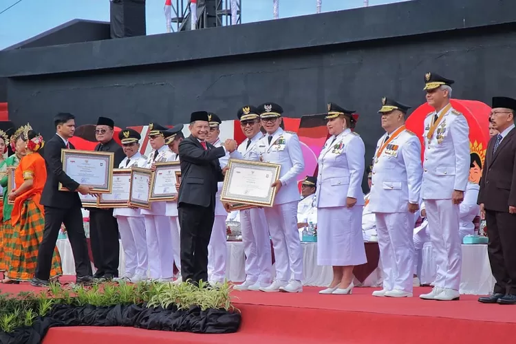 Mendagri Tito Karnavian menyerahkan penghargaan kepada Wali Kota Bogor Bima Arya, atas kinerja Pemkot Bogor. (Prokompim Kota Bogor)