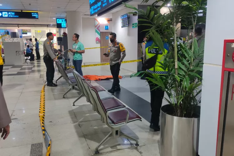 polisi mengenakan garis polisi di lift tempat jenazah Aisiah ditemukan keropos