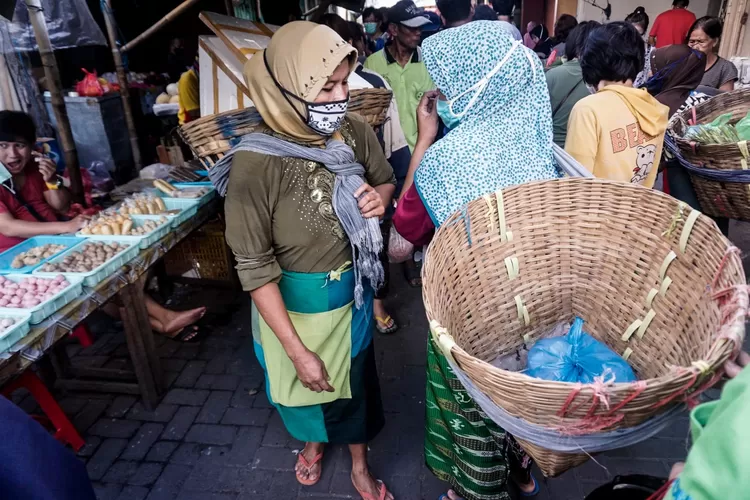 Buruh gendong di Pasar Gang Baru Semarang yang rajin bekerja meski usianya sudah tidak muda. (Ayosemarang.com/ Audrian Firhannusa)