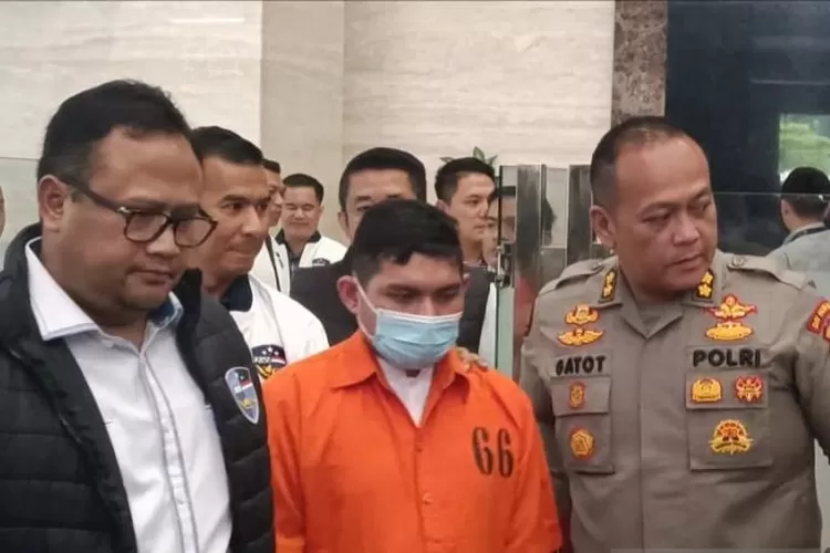 Peneliti Astronomi BRIN AP Hasanuddin mengenakan baju tahanan berwarna oranye dengan nomor tahanan 66 ditampilkan saat konferensi pers di Bareskrim Polri, Jakarta, Senin (1/5).  (ANTARA/Laily Rahmawaty)