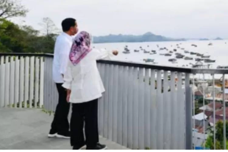 Presiden Jokowi dan Iriana Jokowi memantau objek wisata di Labuan Bajo untuk memastikan kesiapan daerah itu sebagai tuan rumah KTT ASEAN. (Dok. indonesia.go.id)