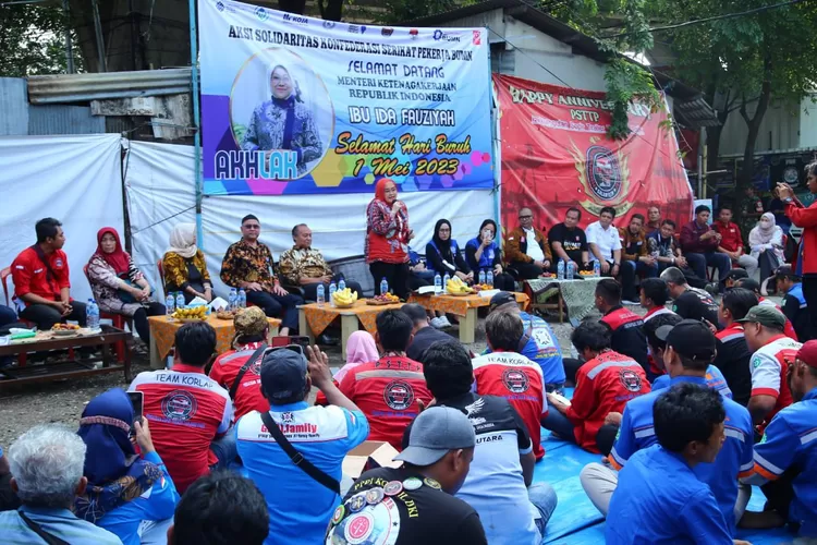 Dialog terkait hubungan kerja dan jaminan sosial dengan pekerja informal Forum Lintas Komunitas Pengemudi Indonesia Tanjung Priok dan Konfederasi Serikat Pekerja BUMN