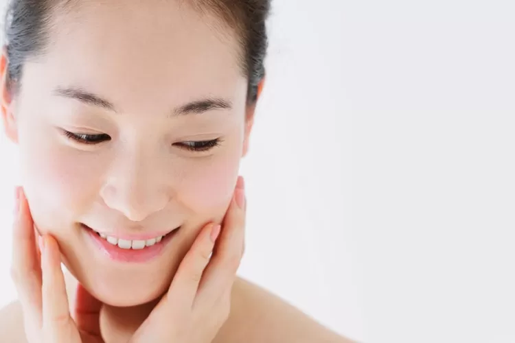 Kunci Makeup Tetap Slay dan Tahan Lama! Perhatikan Skin Prep-nya, Urutan 2 dan 3 Banyak Yang Tidak Tahu (Foto: Beautylish)