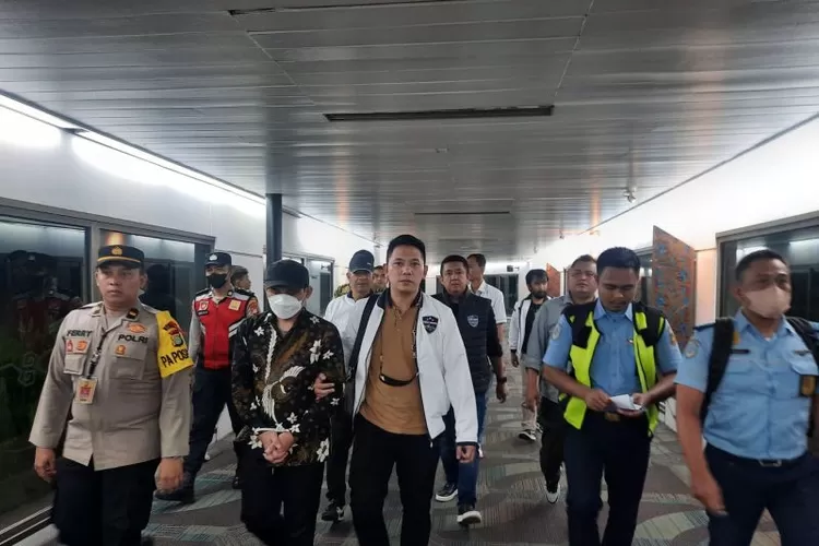 AP Hasanuddin berpakaian batik dengan tangan diborgol dibawa penyidik keluar dari ruangan Bandara Soekarno-Hatta menuju Bareskrim Polri untuk menjalani pemeriksaan sebagai tersangka dugaan ujaran kebencian terkait warga Muhammadiyah, Minggu (30/4/2023).  (ANTARA/HO-Divisi Humas Polri)