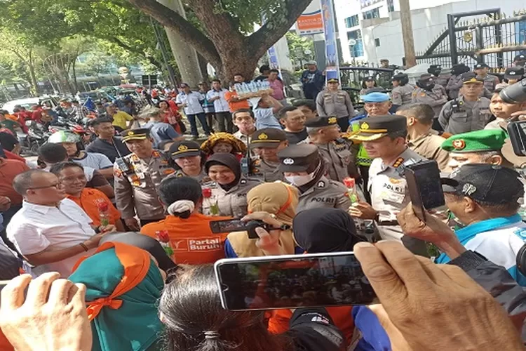 Massa Buruh saat melakukan aksi di DPRD Sumut Imam Bonjol Medan (Realitasonline/mis)