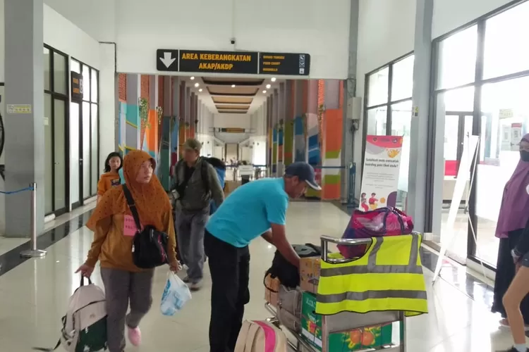 RAMAI : Suasana Terminal Tipe A Jatijajar, Kecamatan Tapos, Kota Depok pada h+8 arus balik Lebaran 2023. Pemudik sudah kembali ke Depok guna kembali beraktivitas seperti biasa.&nbsp; (ANDIKA EKA/RADAR DEPOK)