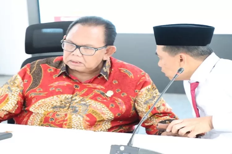 Ketua DPRD Sumut Baskami Ginting berbincang serius di Ruang Paripurna  (Realitasonline/mis)