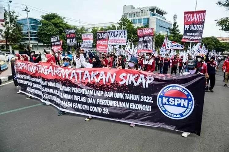 Buruh Semarang saat demo di Jalan Pahlawan. Hari ini bertepatan May Day buruh akan melakykan aksi massa.  (Ayosemarang.com/ Audrian Firhannusa)