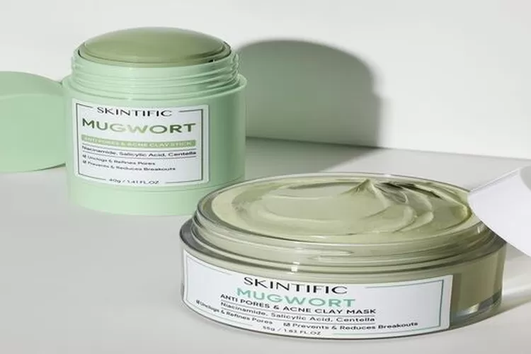 Salah satu cara mengatasi dan merawat kulit yang sedang berjerawat dan berkomedo ialah menggunakan clay mask (@skintificid/Instagram)