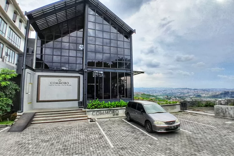 Commoro Resto Semarang menawarkan pemandangan yang cantik dan sajian makanan yang mengenyangkan.  (Ayosemarang.com/ Audrian Firhannusa)