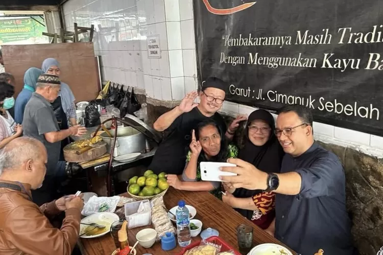 Disela-sela sarapan pagi soto legendaris H. Achri di Garut, Bakal Calon Presiden Anies Baswedan juga melayani masyarakat yang ingin foto bersama - Foto: Tangkap layar @aniesbaswedan