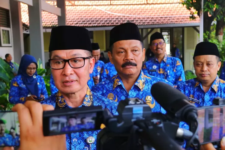 Bupati Hartopo meminta sekolah agar terus berupaya melakukan inovasi, antara lain  dengan membuka program kelas unggulan dengan tujuan untuk memacu daya saing siswa. (Foto: Diskominfo Kudus)
