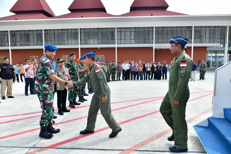 Sambut kedatangan pesawat A-7305 TNI AU,  Kasau apresiasi kinerja Tim Evakuasi WNI di Sudan. Foto: Dispenau