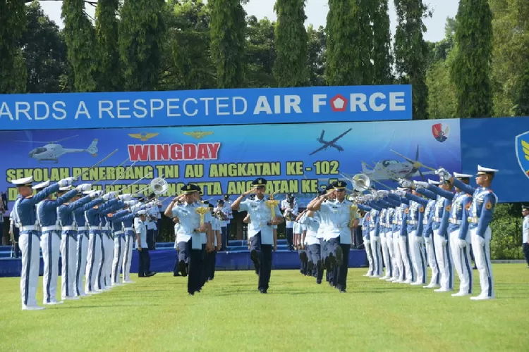 Kasau Marsekal TNI Fadjar Prasetyo melantik 36 Perwira Penerbang Muda TNI AU, dalam upacara Wingday Sekolah Penerbang (Sekbang) TNI AU, di Lanud Adisutjipto, Yogyakarta, Selasa (02/05/2023). Foto: Dispenau