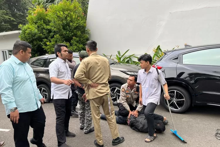 Ini aksi pria membantu polisi membekuk pelaku penembakan Kantor Pusat MUI Jakarta, tangannya masih sambil pegang alat pel. (Twitter @facialwashh)