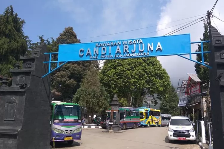 Gapura Masuk menuju kompleks Candi Arjuna di Dieng Kulon, Banjarnegara, Jawa Tengah yang masuk kawasan objek wisata Dieng Plateau.  (Koko Triarko)