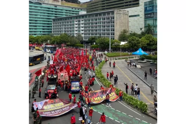 Pada 1 Mei 2023, aksi peringatan Hari Buruh atau May Day diadakan di Jakarta dan kota-kota lainnya. (dok instagram jktinfo)