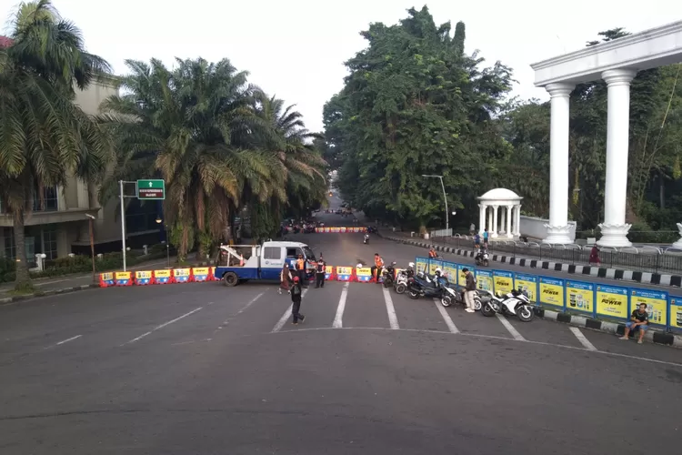 SEPI : Petugas berjaga di Jalan Otista yang ditutup karena pembangunan Jembatan Otista, Kota Bogor, Selasa (2/5/2023). (Sofyansyah/ Radar Bogor)