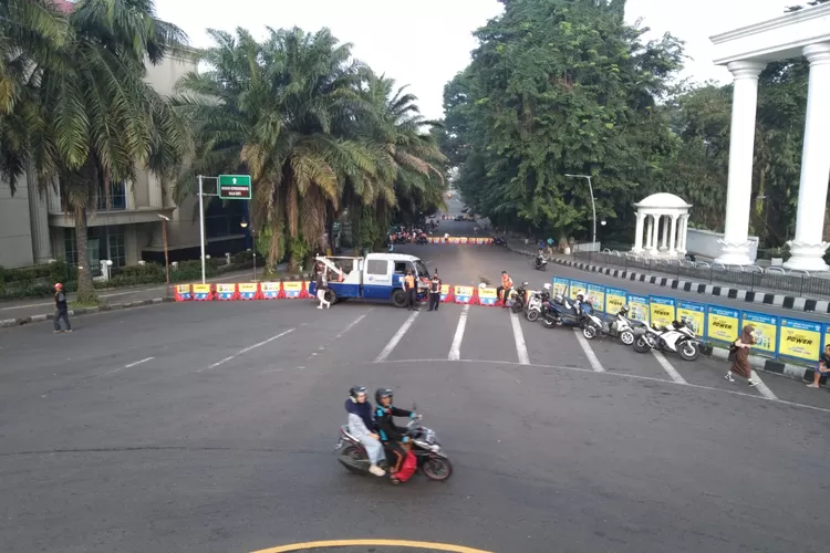 Petugas berjaga di Jalan Otista yang ditutup karena pembangunan Jembatan Otista, Kota Bogor, Selasa (2/5/2023). (Sofyansyah/ Radar Bogor)