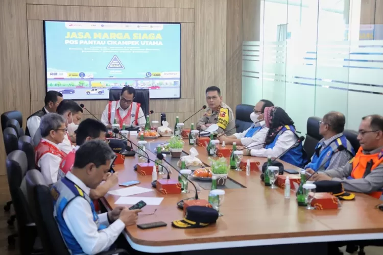 Kakorlantas Irjen Pol Firman Shantyabudi bersama Menhub dan jajarannya saat rapat penutupan Operasi Ketupat 2023.