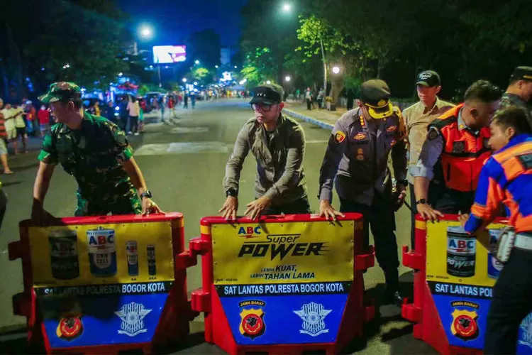 Wali Kota Bogor, Bima Arya secara langsung memimpin penutupan Jalan Otista, Senin (1/5/2023) malam.