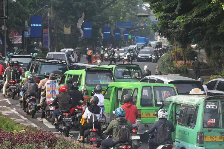 Kemacetan parah terjadi di Simpang Lippo Mall Sukasari akibat penutupan Jembatan Otista, Kota Bogor, Selasa (2/5/2023). (Foto: Sofyansyah/Radar Bogor)