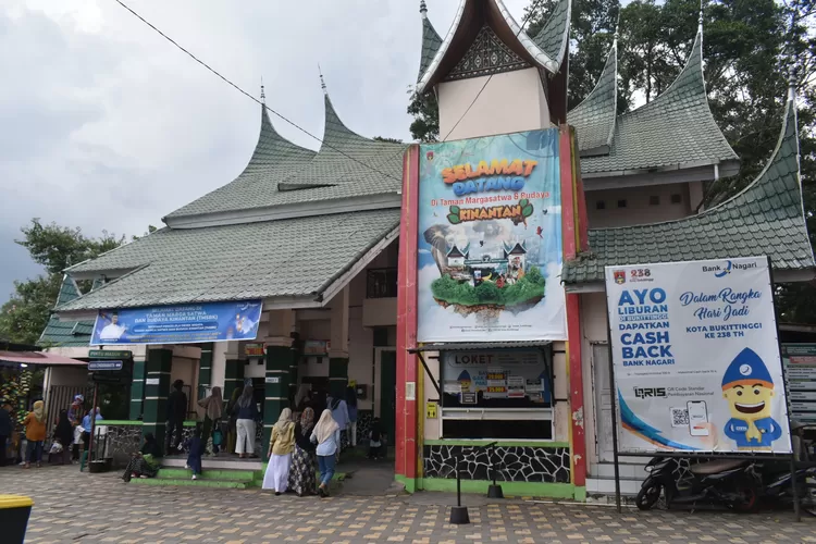 Taman Marga Satwa dan Budaya Kinantan (TMSBK) Bukittinggi mulai sepi pengunjung setelah Libur Lebaran Idul Fitri usai (Harianhaluan.com/Vesco)