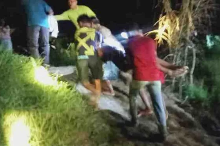 Jasad Korban Tengelam di Sungai Batang Serangan Dievakuasi (Realitasonline.id/MA)