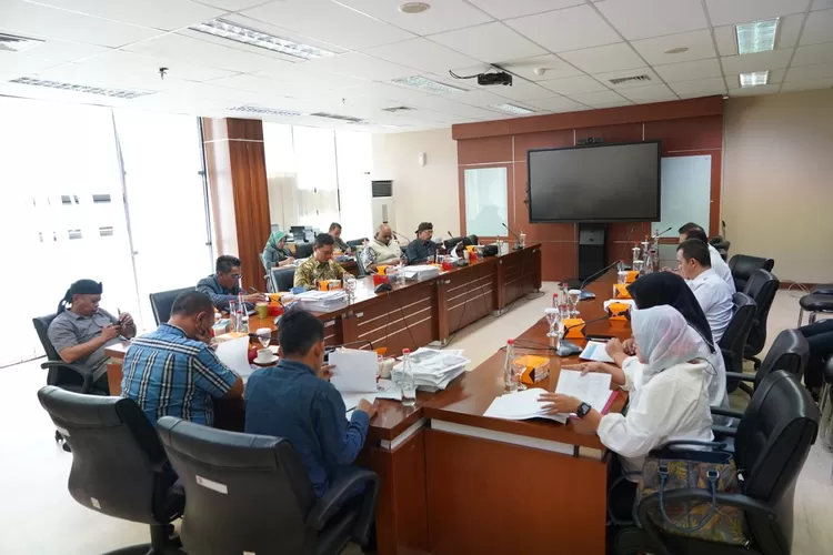 Suasana rapat Kerja Komisi II DPRD Kota Bogor dengan Dispora Kota Bogor dengan pembahasan rencana penerapan tarif di Lapangan Manunggal, GOM Bogor Utara dan GOM Bogor Selatan (Metro)